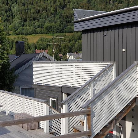 Lyngen Apartments Lyngseidet Екстер'єр фото