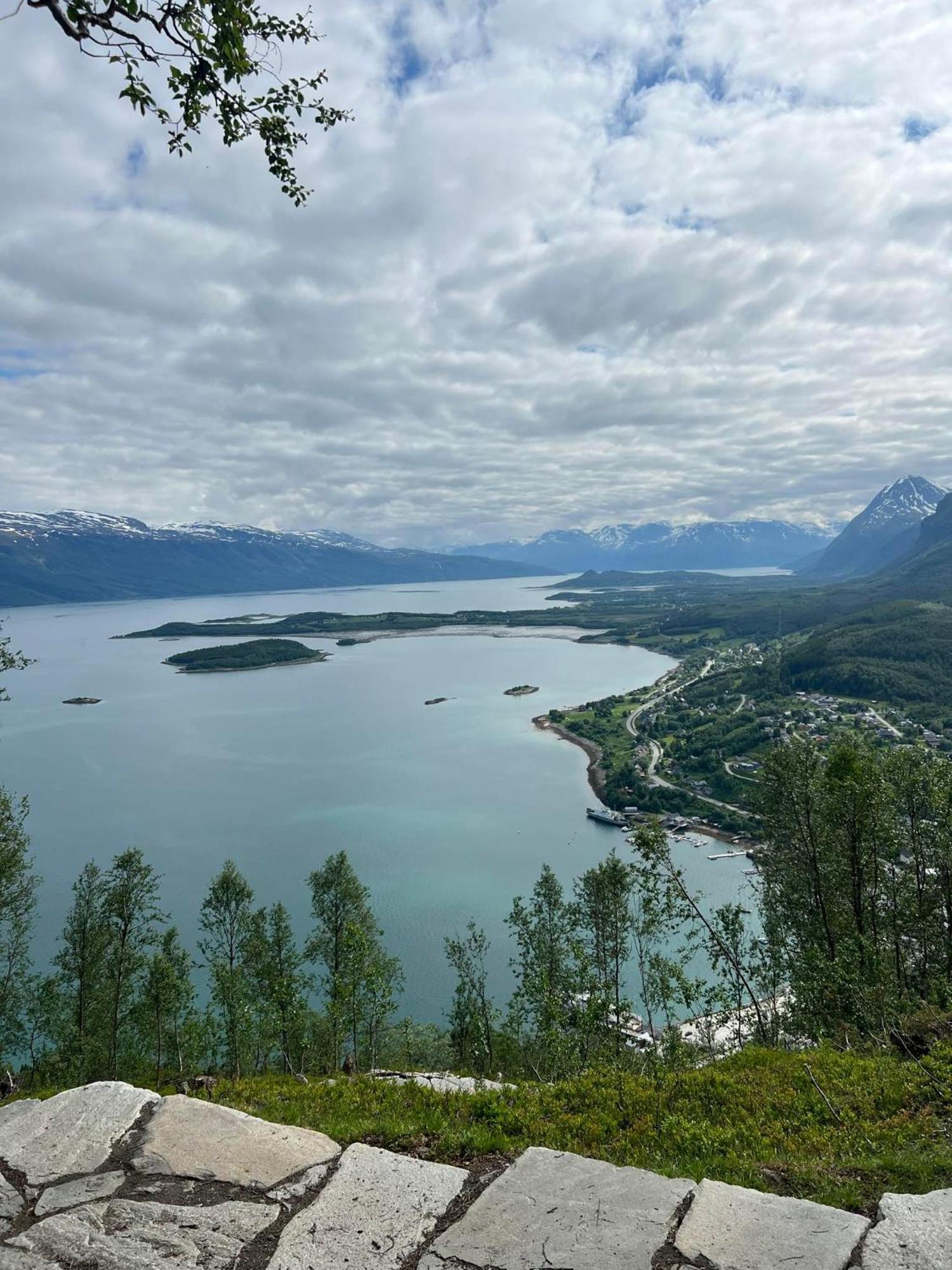 Lyngen Apartments Lyngseidet Екстер'єр фото